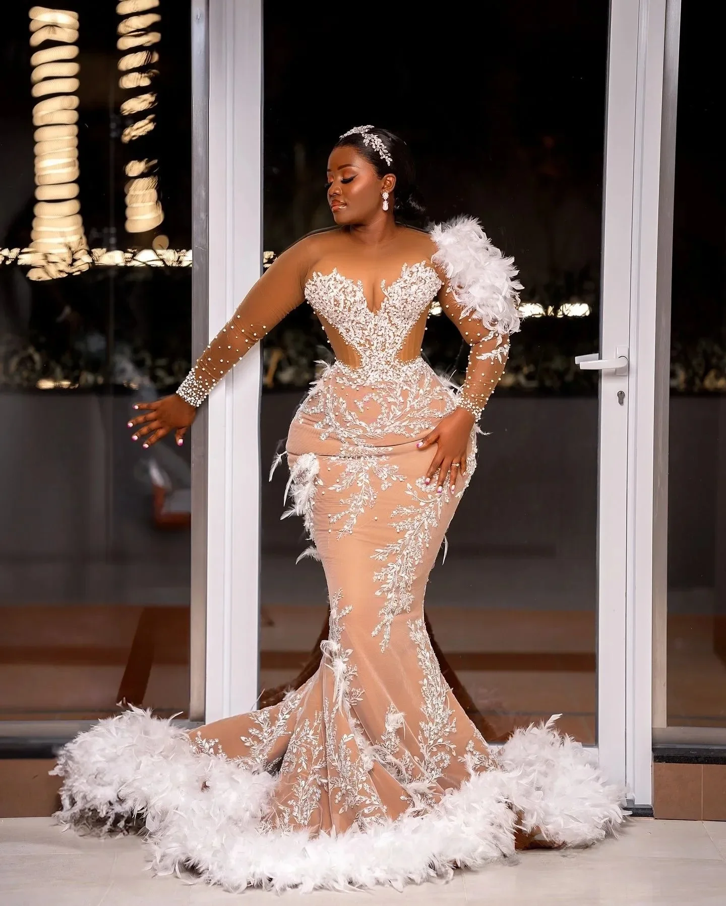 Suknie ślubne syreny plus size z iluzją, białe, z kwiatową koronką, perłami i piórami, szyte na miarę.