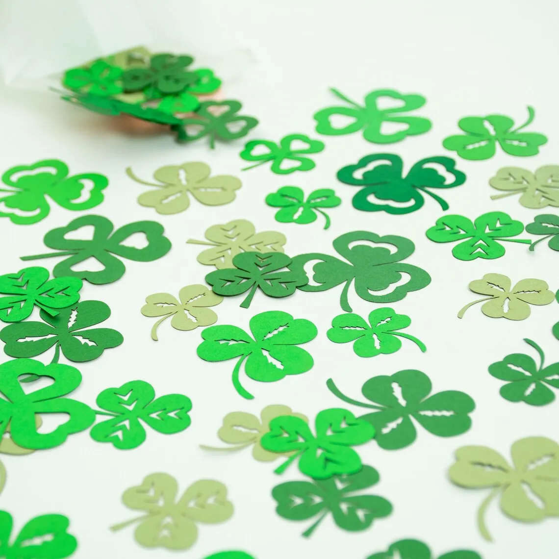 1 bolsa de confeti de papel con tema del Día de San Patricio, trébol de trébol de la suerte, dispersión de mesa para decoración de fiesta del Día Nacional del Festival Irlandés