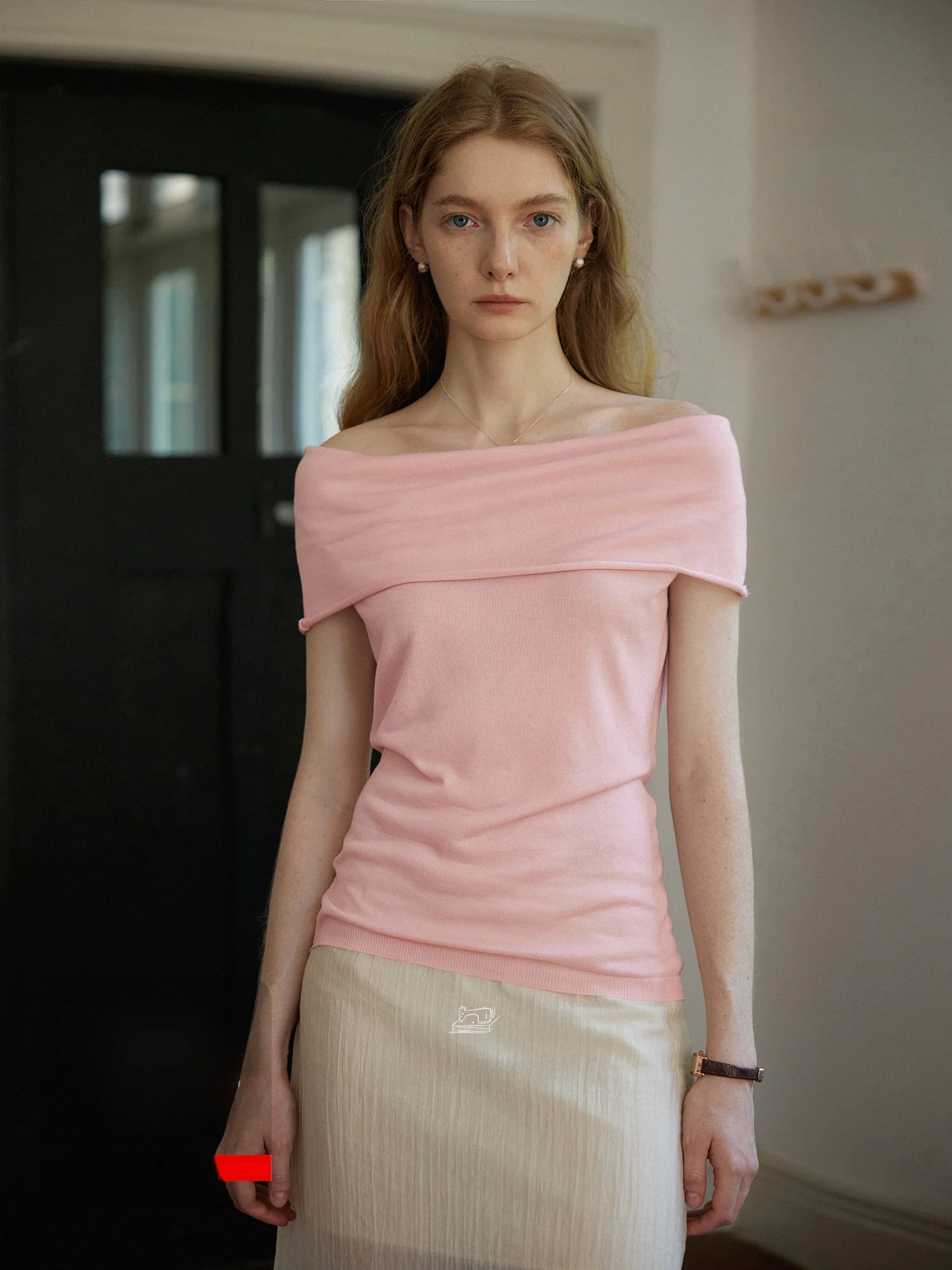 

Летний модный топ Nice People 2025SS из чистого эластичного трикотажа, свободного кроя, с одним открытым плечом, из смесового шелка