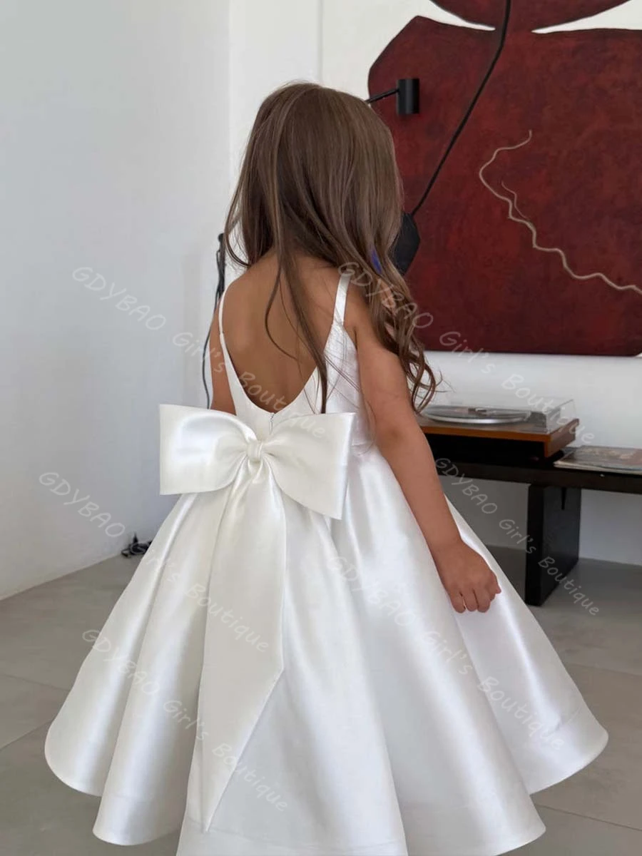 Vestido de niña de flores de satén blanco, vestido de novia de dama de honor con tirantes finos y lazo hasta el té, vestido de fiesta de comunión personalizado