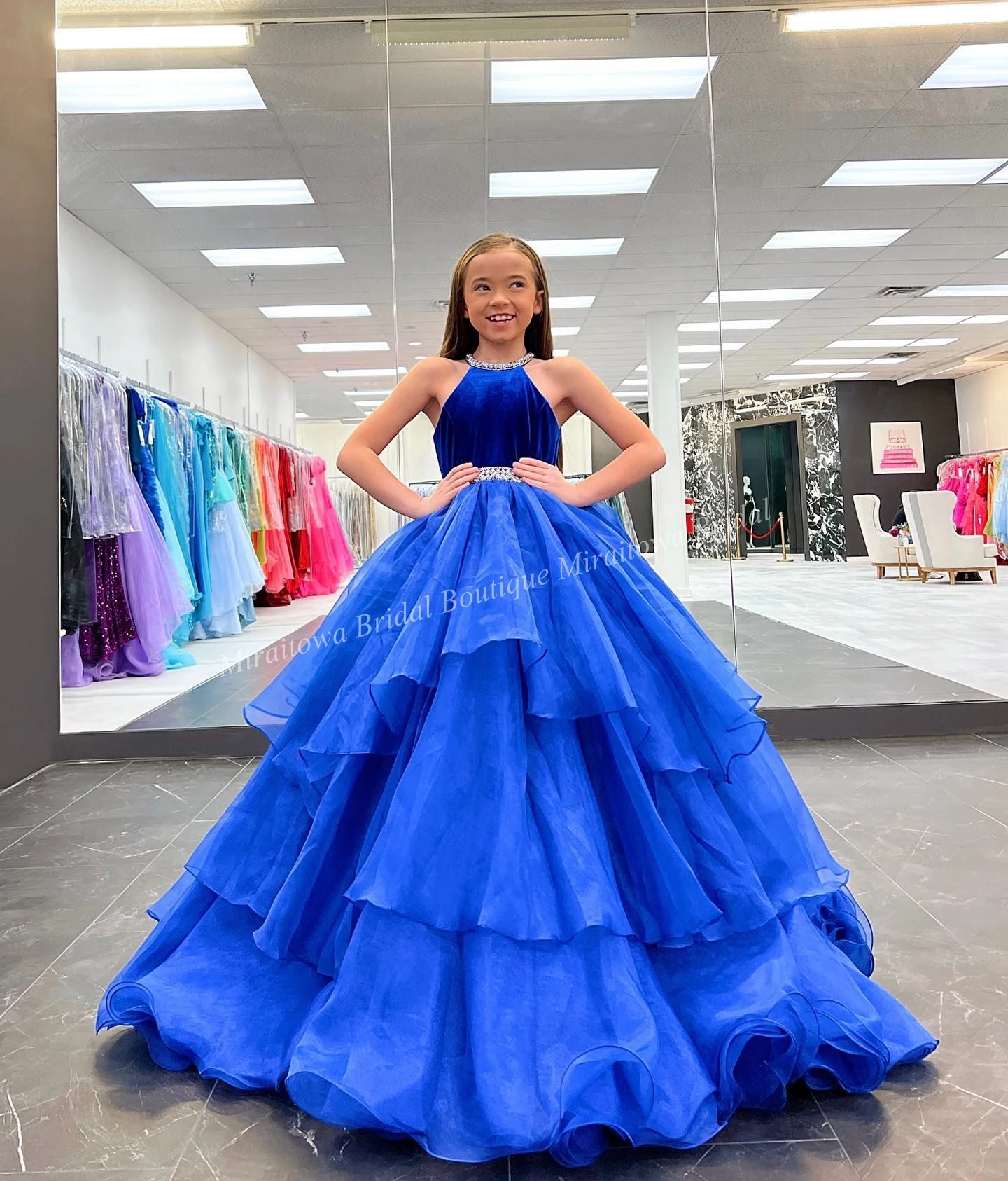 Bambini Halter Ballgown Pageant Dress 2023 con corpetto di velluto Ruffles Tier fazzoletto Organza Flower Girls Gown Floor Navy Royal