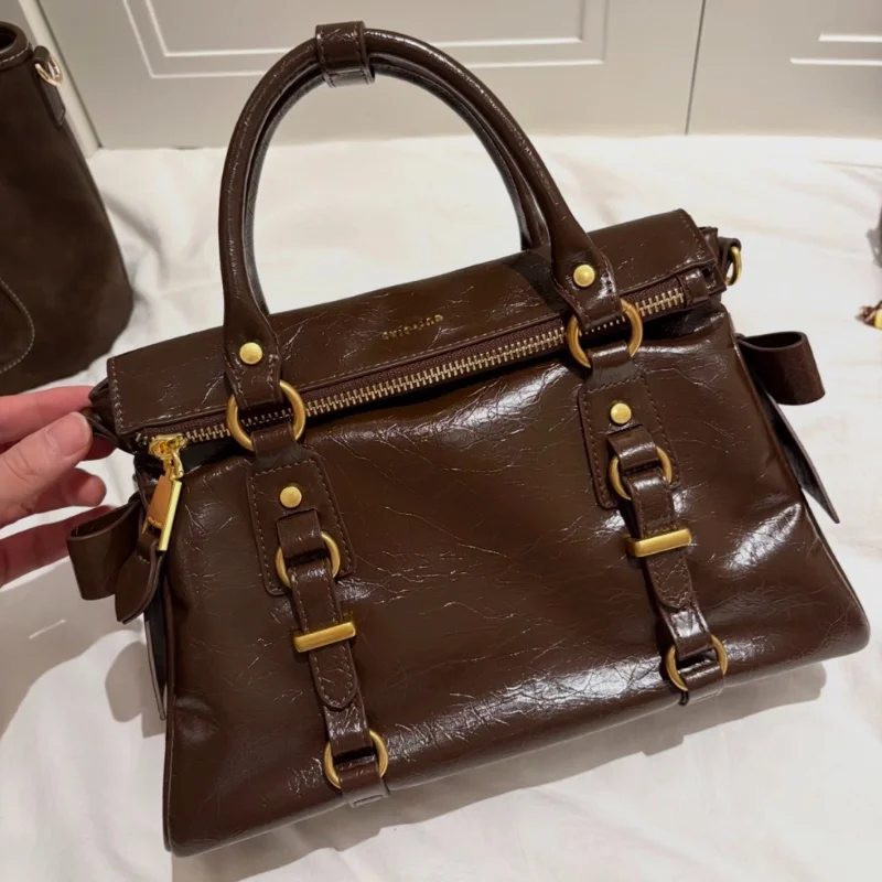 

Luxury Leather Handbag Women's High-end Hardware Decoration Shiny Surface Shoulder Bag Buckle Design Commute Date Crossbody Bag