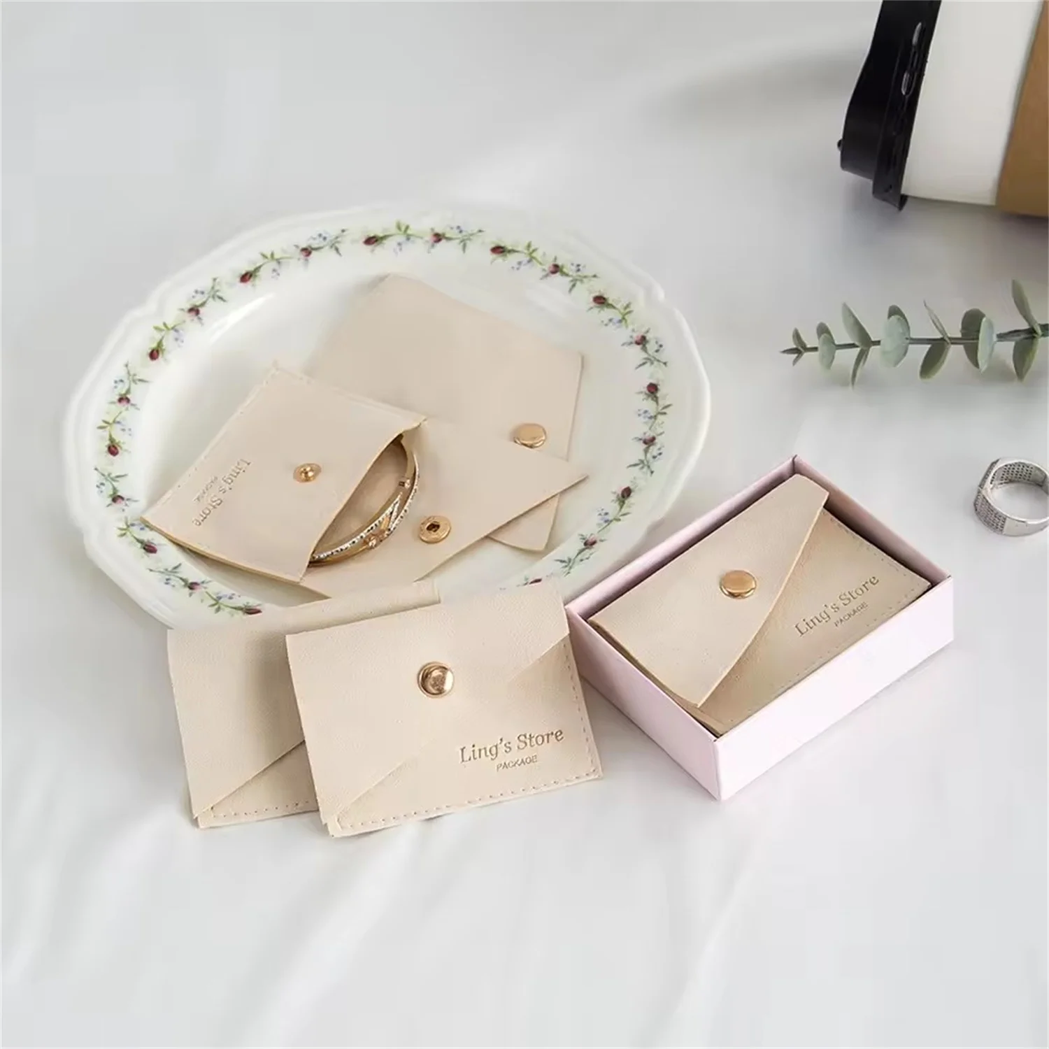 

50pcs Custom Logo Beige Microfiber Jewelry Velvet Bevel Snap Bag Earrings Rings Boxes Necklace Bracelet Packaging Gift Organizer