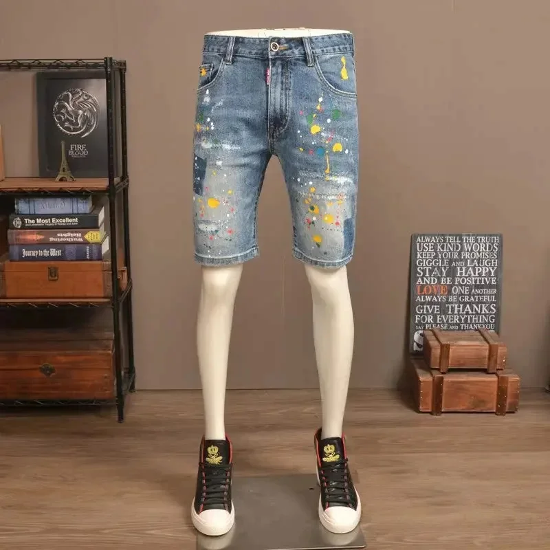 Pantaloncini di jeans strappati stampati dipinti ad spruzzo di fascia alta per uomo in estate, pantaloni corti casual slim fit elasticizzati sottili
