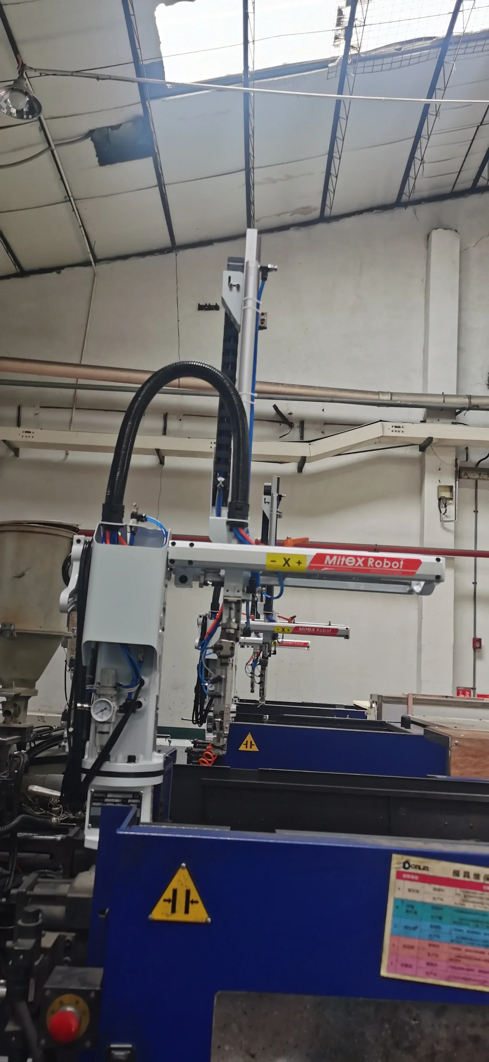 Swing Arm take out Robot for  horizontal molding machine