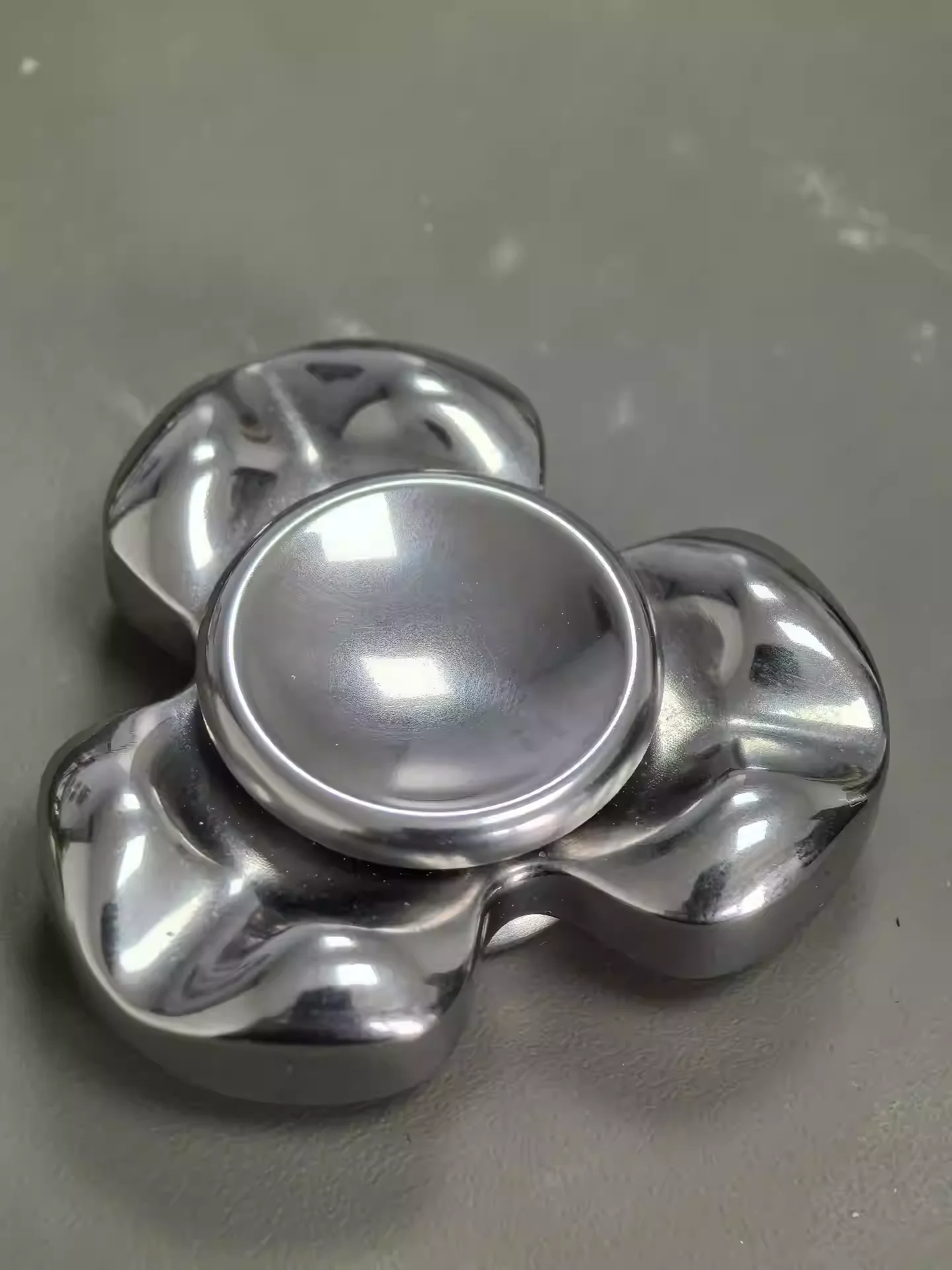 

Tungsten Dune 3-Leaf Fingertip Gyroscope