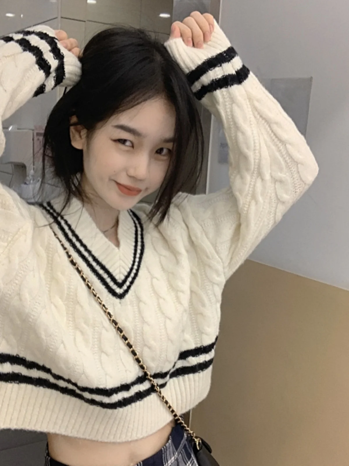 

Свободный женский вязаный свитер с V-образным вырезом, бахромой, из мягкой уютной крученой пряжи, осенне-зимний, повседневный, двухцветный, в стиле колледж...