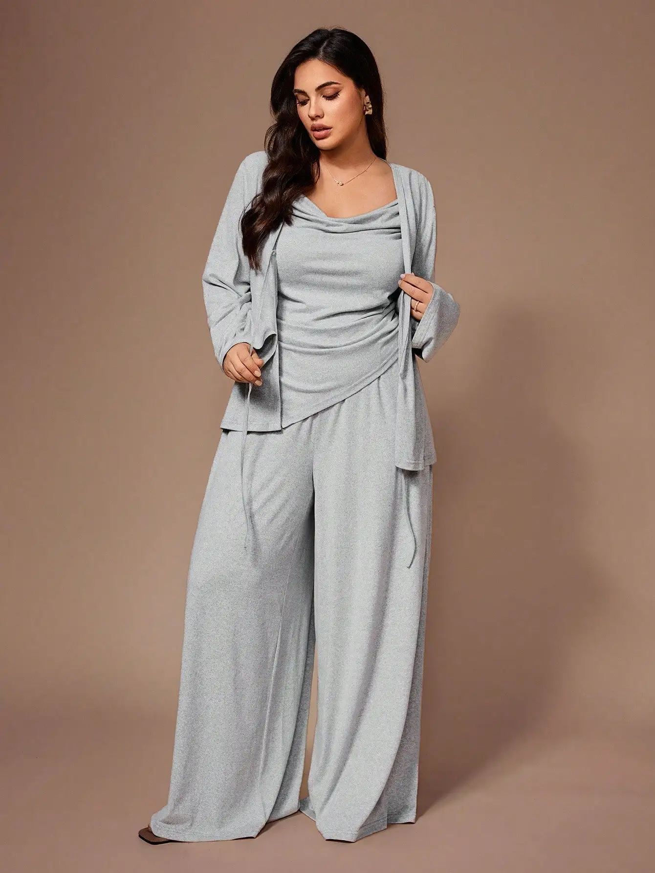 

Комплект для отдыха из 3 предметов больших размеров: топ с воротником-хомутом, брюки с широкими штанинами и открытый кардиган