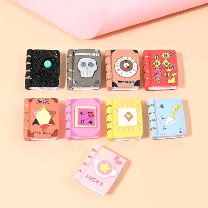 อุปกรณ์ตกแต่งเรซิ่นรูปหนังสือเวทมนตร์ 9 ชิ้น, อุปกรณ์ตกแต่งกาวครีม, ของตกแต่งงานฝีมือ DIY ขนาดเล็ก, อุปกรณ์ตกแต่งบ้านตุ๊กตา