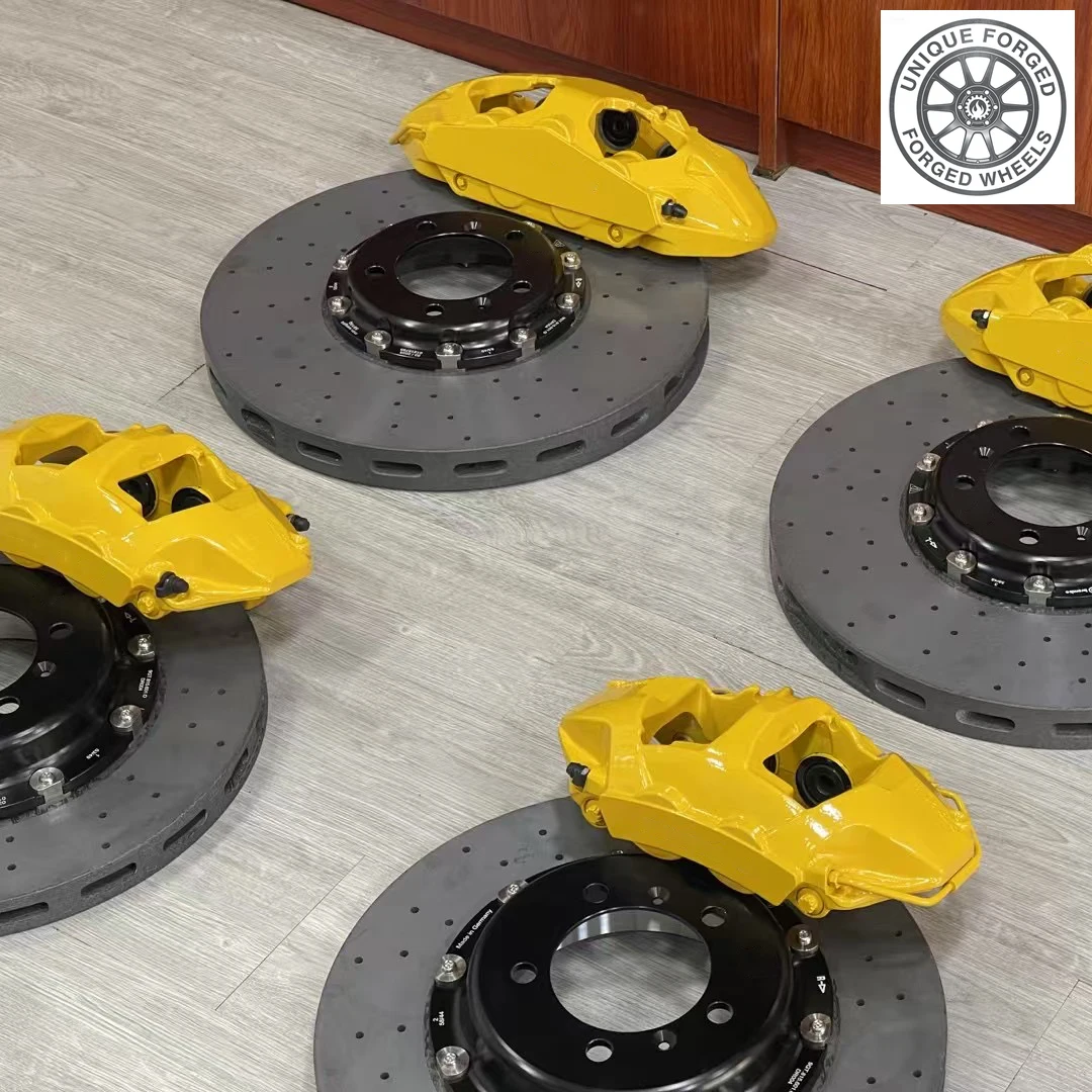 

Комплект гоночных карбон-керамических тормозов 26 Style с 10-поршневыми суппортами и 4-поршневыми суппортами, диски 420 мм + 390 мм