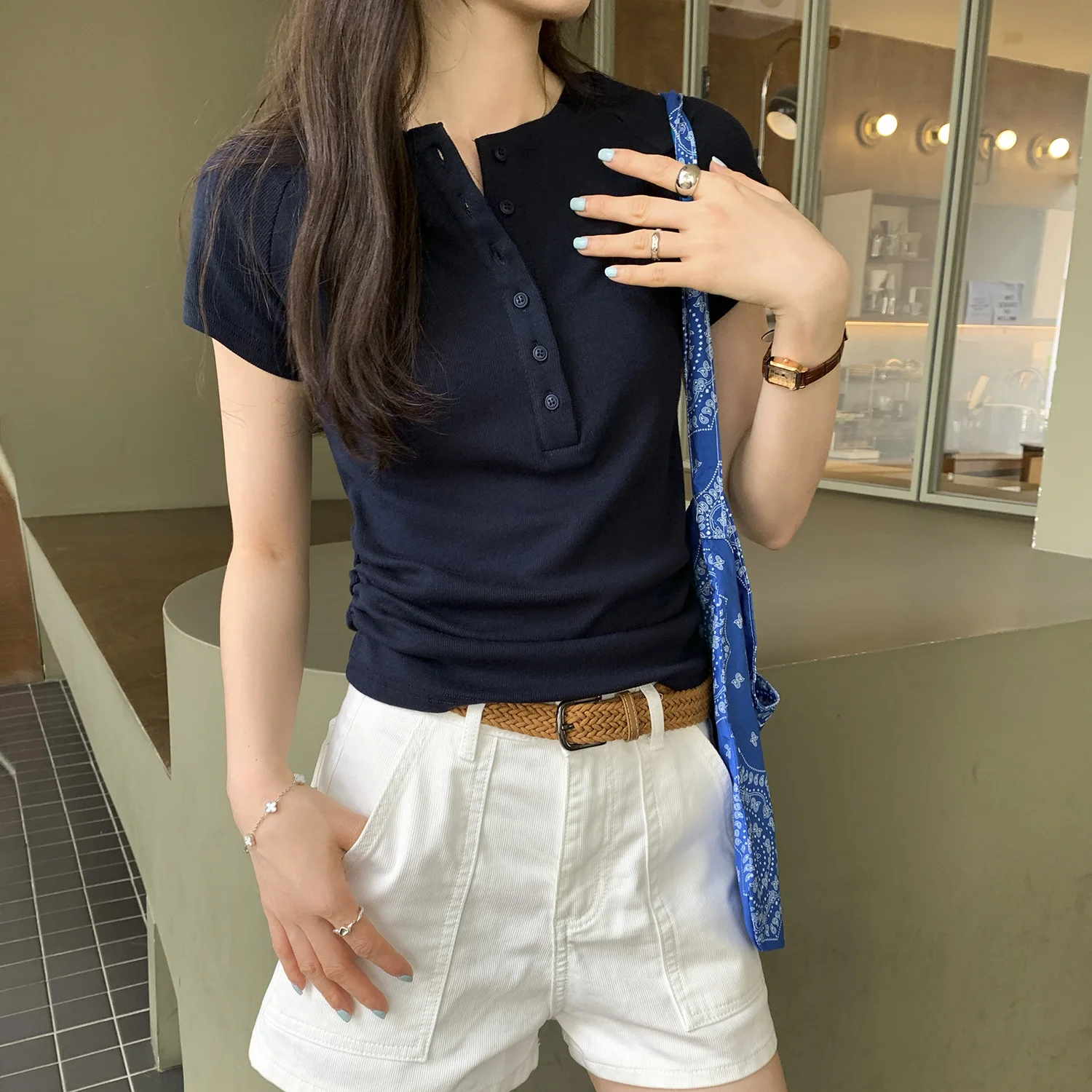 

Летняя женская футболка в корейском стиле - с круглым вырезом, на пуговицах до середины, мягкая, приятная к телу, облегающая.