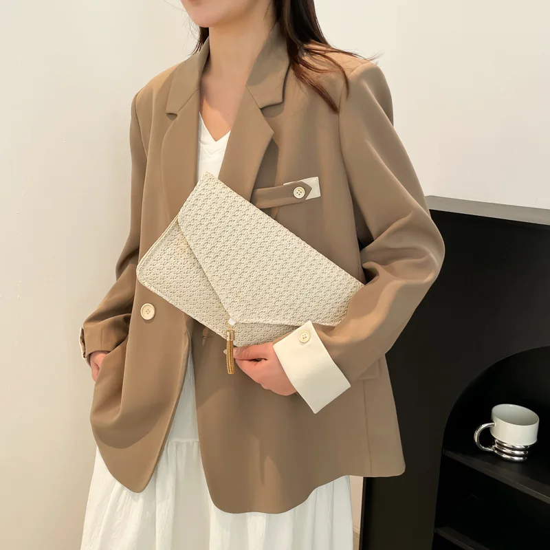 

2025 Summer Women's New Trendy Bag - Internet Celebrity Woven Straw Versatile Oblique Span Envelope Small Bag
