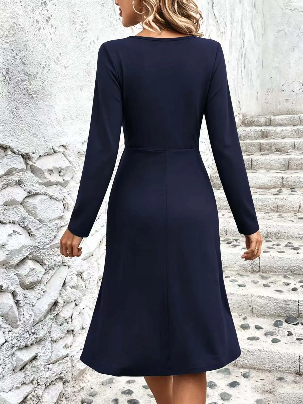 Neues Damenkleid mit V-Ausschnitt, überkreuzter Taille, gerafften Langen Ärmeln, Midi-Maxi-Länge – Detail 23