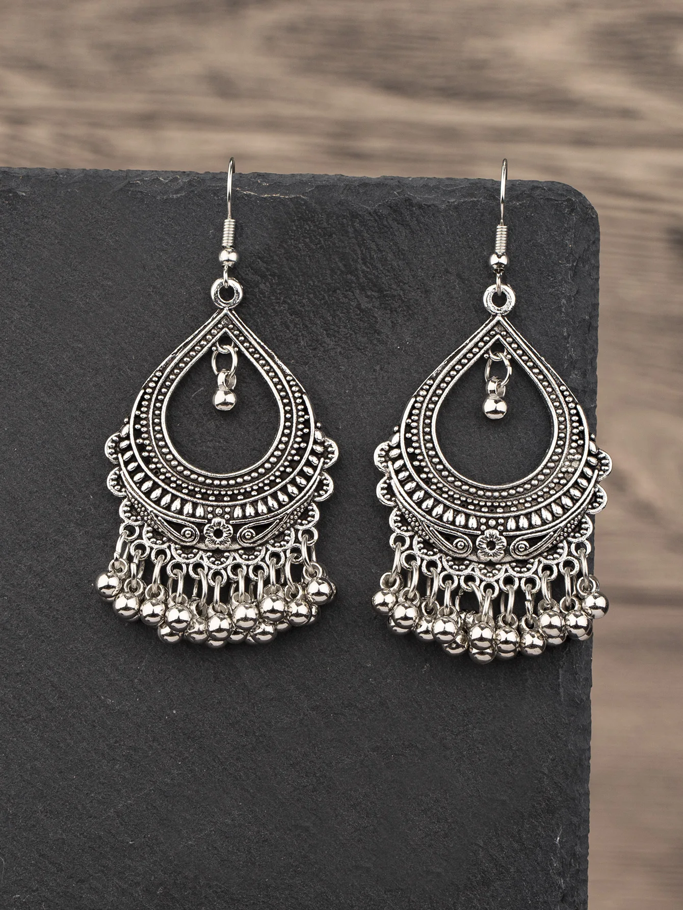 Neue tropfenförmige Ohrringe, – Ethnic Indian Fashion Bewertung und Preis