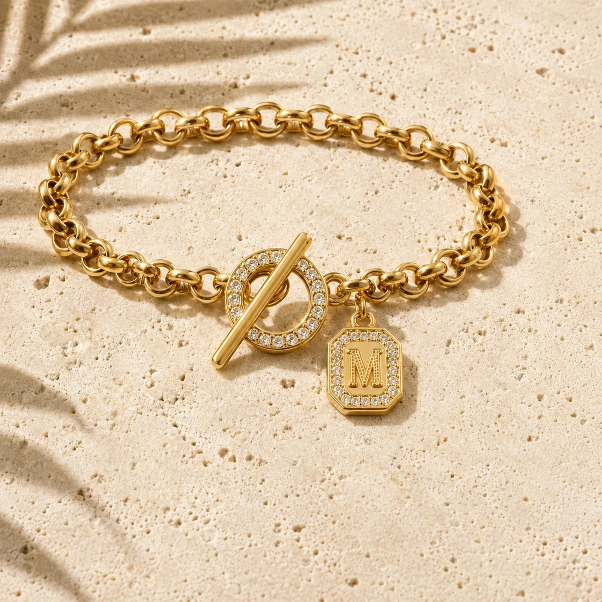 Vergoldete Personalisierte Initialen-Charm-Armbänder für Damen und Herren mit Kubischem Zirkonia und Knebelverschluss - Schmuckgeschenk für den Alltag – Detail 16