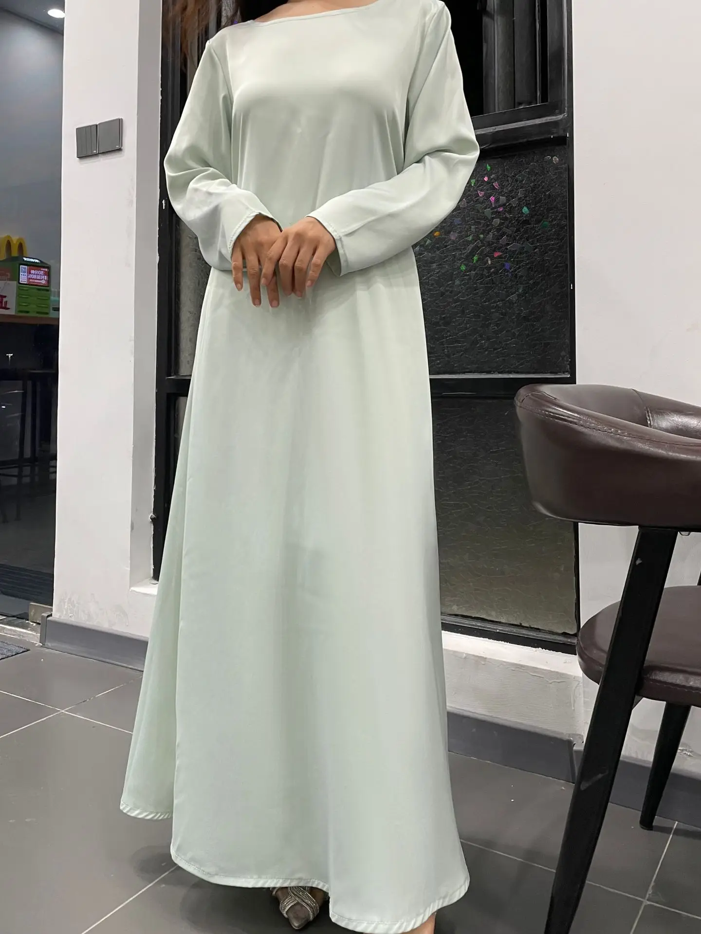 الجملة وصول جديد 2025 Oem الخريف نمط بلون ملابس داخلية فستان ستان ناعم دبي رداء الاستقبال المنزلي