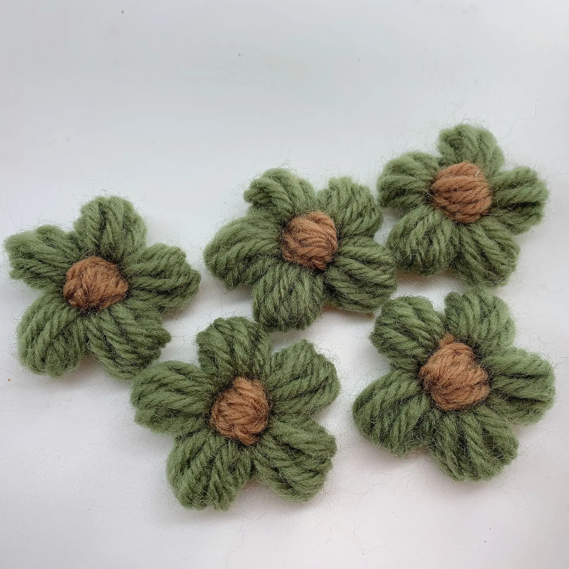 10pcs New Hand-Woven Flower Wool Crochet Yarn Textile Flower Handmade Weeding Flowers Clothing accessories colorful puff flower