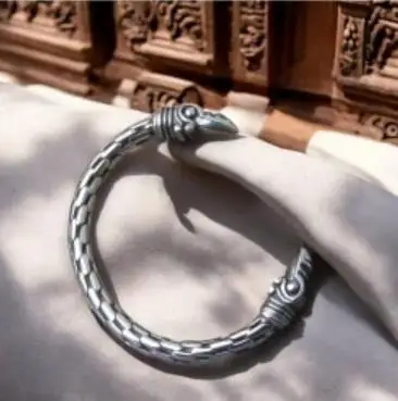 Wikinger Odin's Rabenkopf-Armband aus Edelstahl, gedrehtes, offenes Armband, nordische Mythologie, Amulett-Armband für Männer mit Holzbox