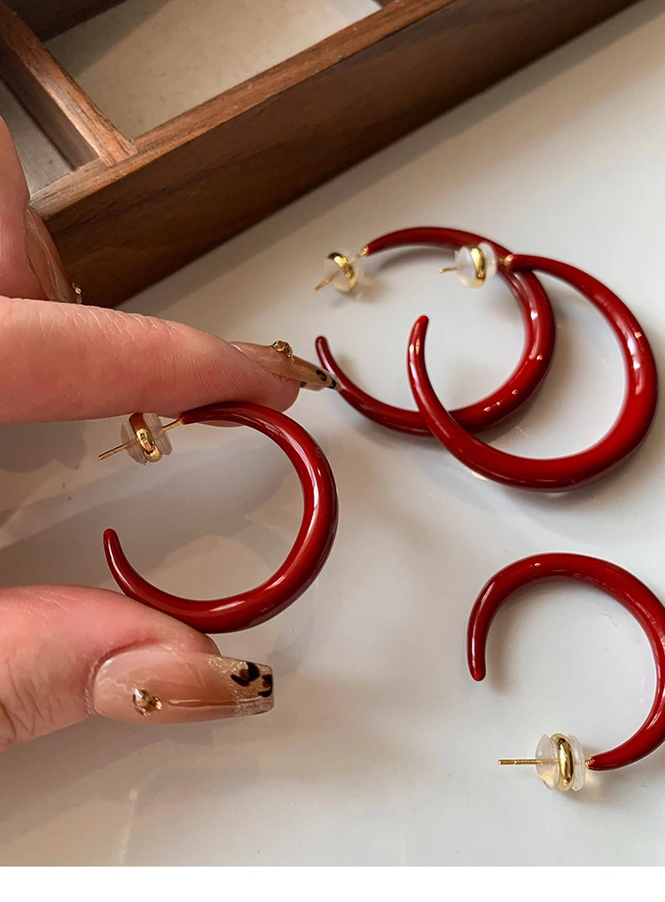 2026 Neujahrs-Ohrringe in Weinrot mit Emaille, C-förmig, europäischer und amerikanischer Stil, schlichte Accessoires für Damen – Detail 15