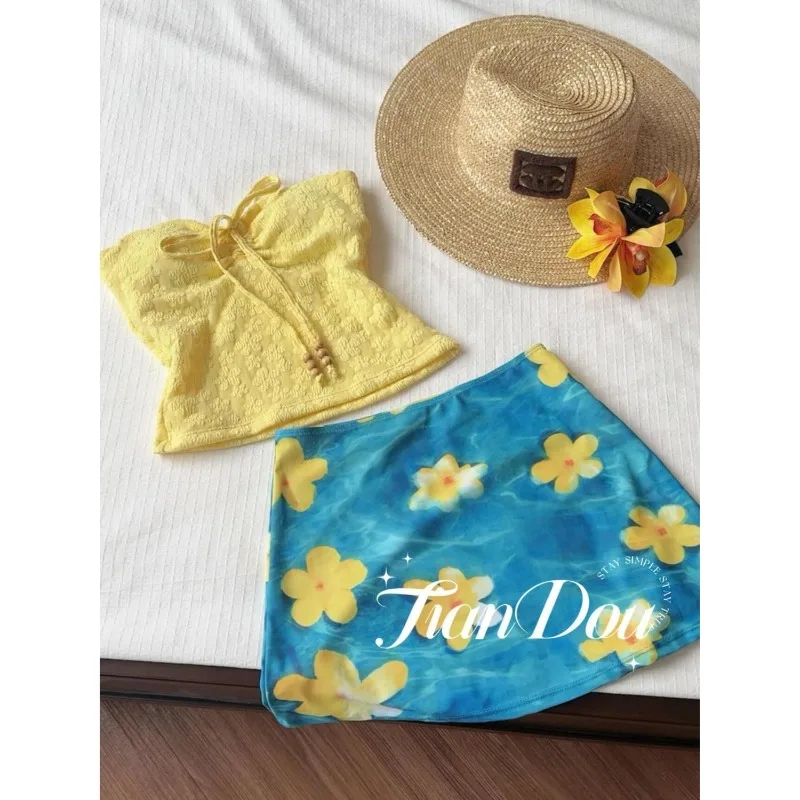 

OIINAA купальник женский с вырезом на шнуровке разделенный купальник желтая пляжная юбка с цветочным принтом лето 2025 новый корейский праздничный комплект бикини