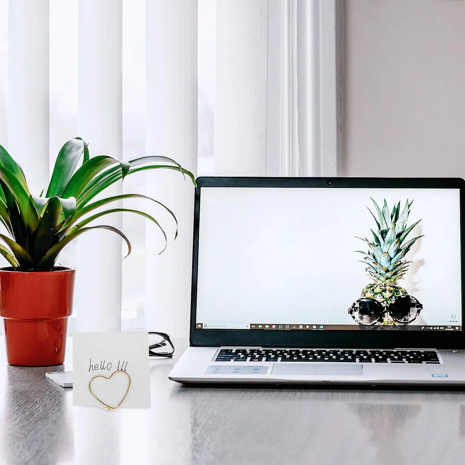 

24Pcs Adorable Heart Paper Clips Exquisite Design Multi-Function Clips for Office School Stationery Organizers and Photo Display