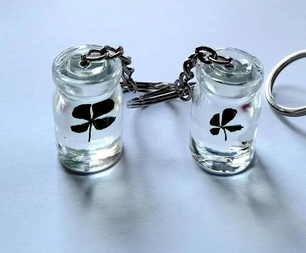 

10 pcs Unique Dried Four leaf clover Keychain Fashion Colorful Real Floral Creative Resin Epoxy Immortal Shamrock Jewelry