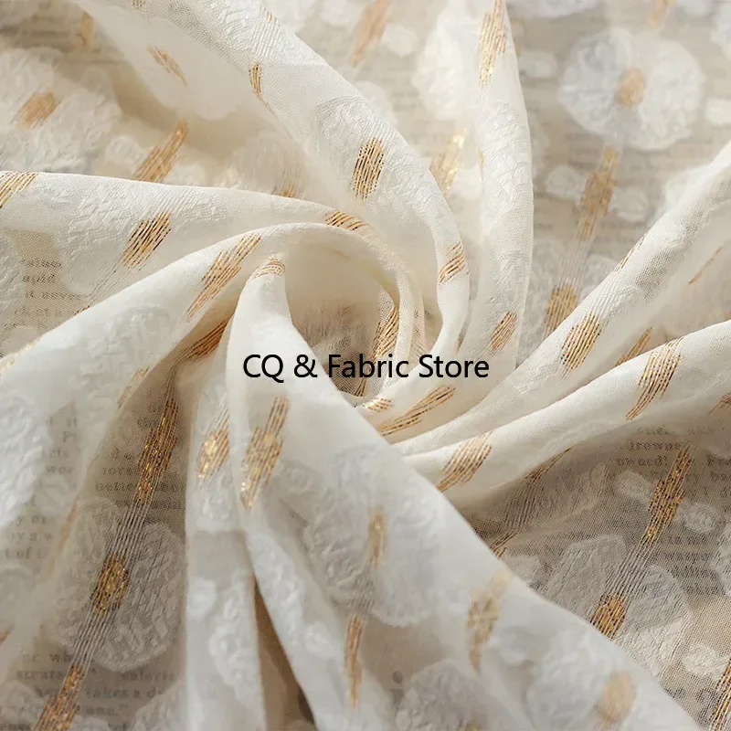Nuovo tessuto in chiffon jacquard con fiori tagliati in seta dorata Tessuto in tulle non elasticizzato micro-permeabile per abiti, 1 metro