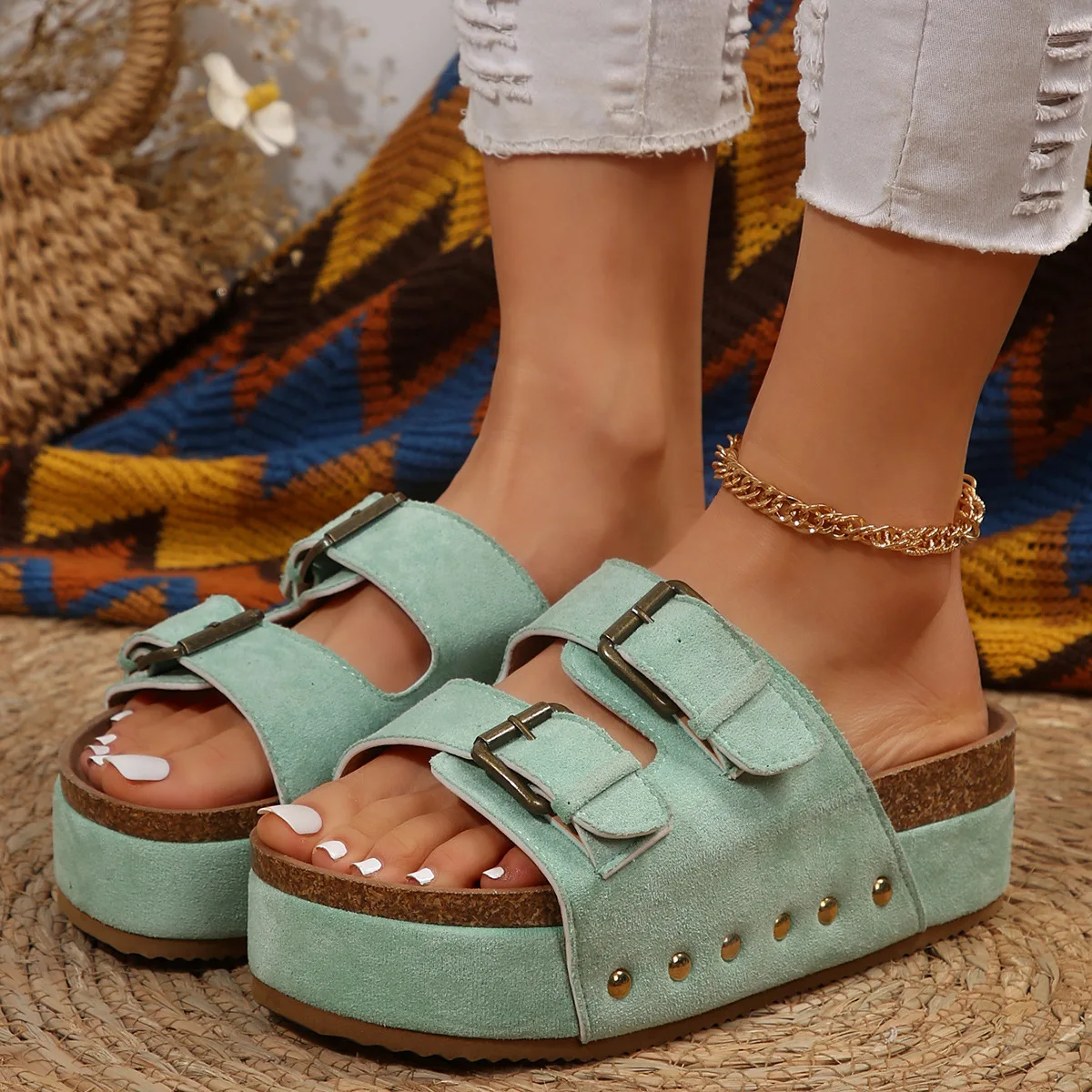 

Thick soled sandals with Birkent rivets and one line slippers for women wearing metal buckles and sponge bottom sandals