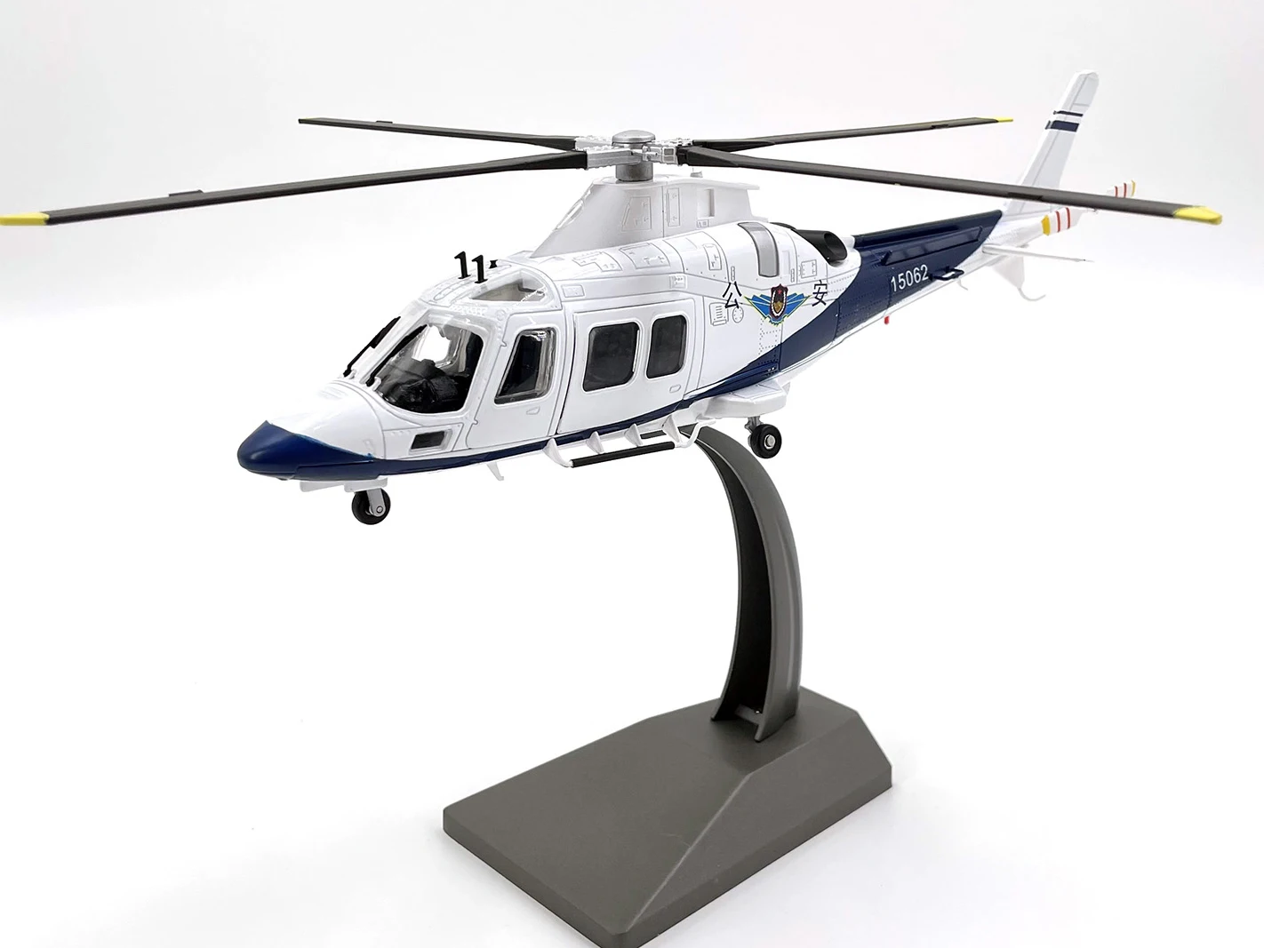 Scale 1/32 Agusta AW109 Helicopter Aviation Simulation Model Alloy Finished Product Collection Toy Gift