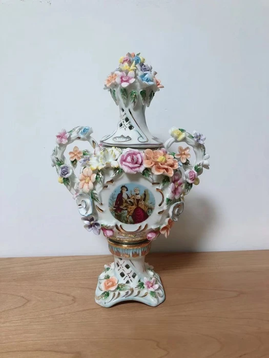 Western antique porcelain flowers, royal figures, ceramic vases, wine cabinet decorations, and ornaments