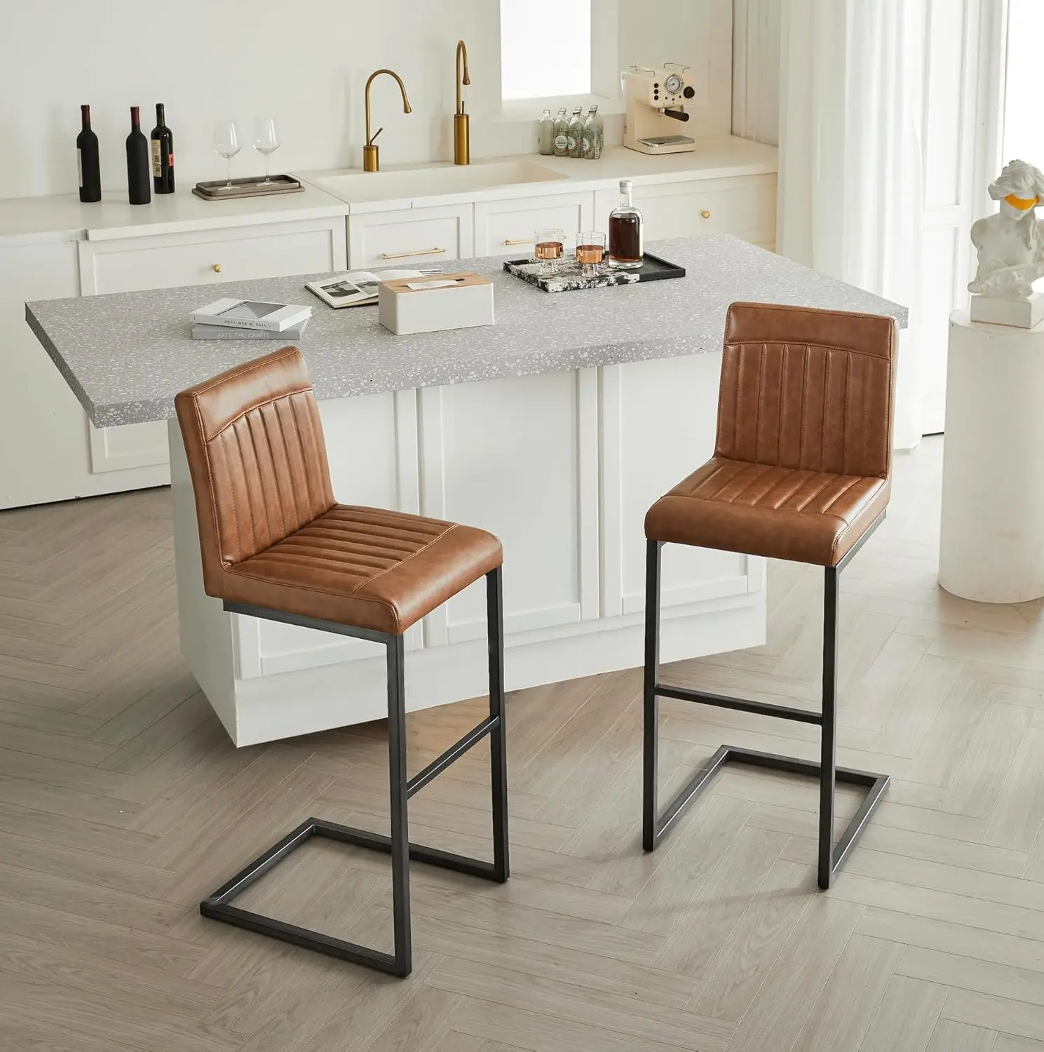 

Набор из 2 барных стульев, высота 26 дюймов, с обивкой, спинкой и мягким сиденьем, на прочном черном металлическом каркасе, коричневый цвет