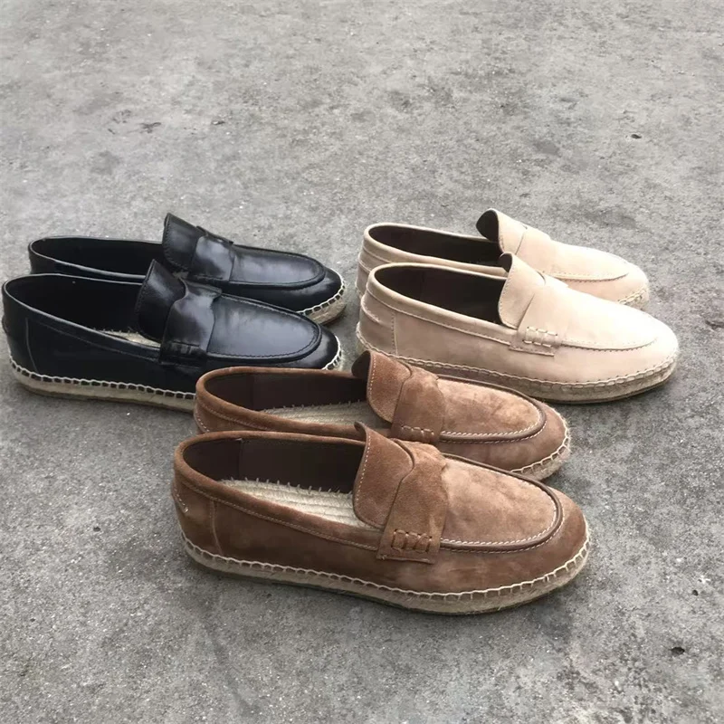 Las nuevas alpargatas están hechas de cuero de gamuza y están forradas con suelas de goma. Los empeines están adornados con costuras hechas a mano.