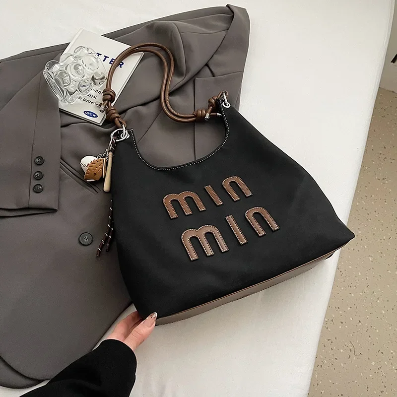 2025 Nuevo bolso de mano retro de moda para mujer, mate informal de gran capacidad, ideal para desplazamientos, estilo de hombro