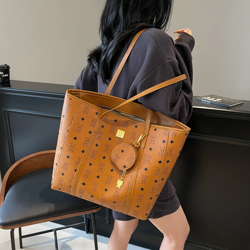 

Women's Messenger Bag in Genuine Leather, Shoulder Strap Option, Famous Designer Elegant Crossbody Bag Fashion