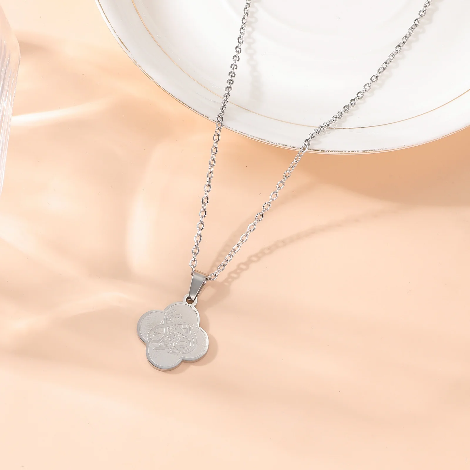 Patience, Gratitude, Trust Islamic Four-Leaf Clover Arabic Calligraphy Pendant Necklace 304 Stainless Steel Muslim Religious Jewelry Eid Ramadan Gift for All Occasions view 5