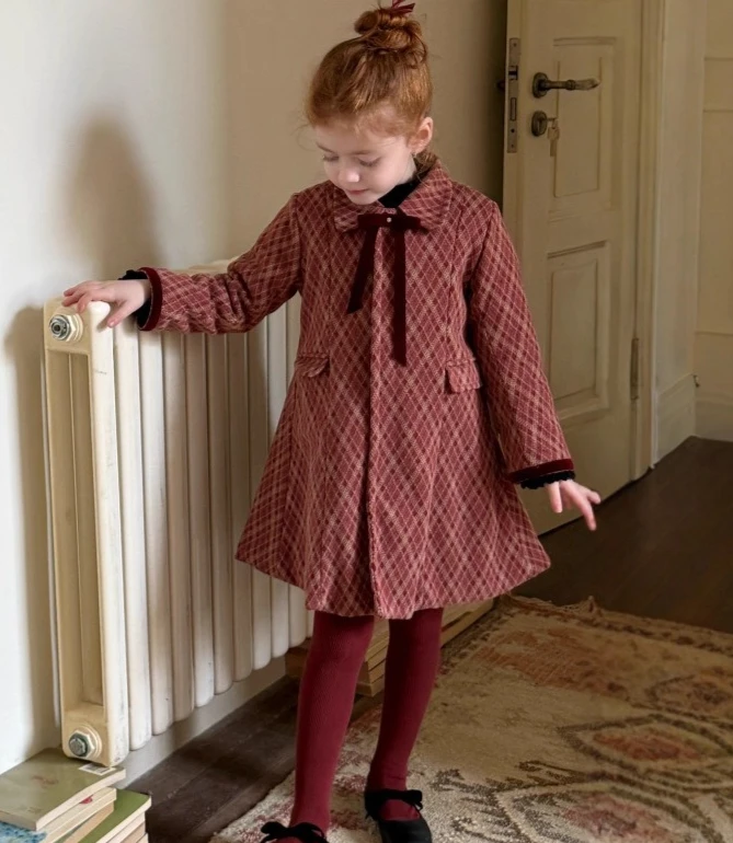 

Темпераментное пальто для девочек, осень-зима 202, новое корейское пальто в красную клетку для девочек в стиле ретро, бархатное пальто с бантом, сшитое вручную