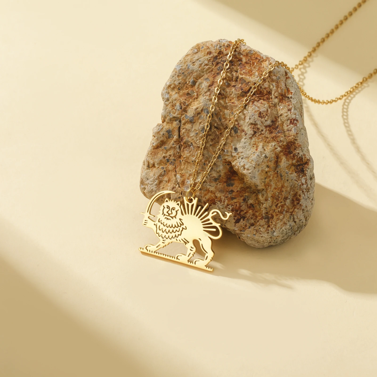 Kkjoy Edelstahl-Halskette mit persischem Löwen und Sonne, gold- und silberfarben, iranische Kultur, Löwe mit Schwert, Schmuckgeschenk für Männer und Frauen – Detail 5