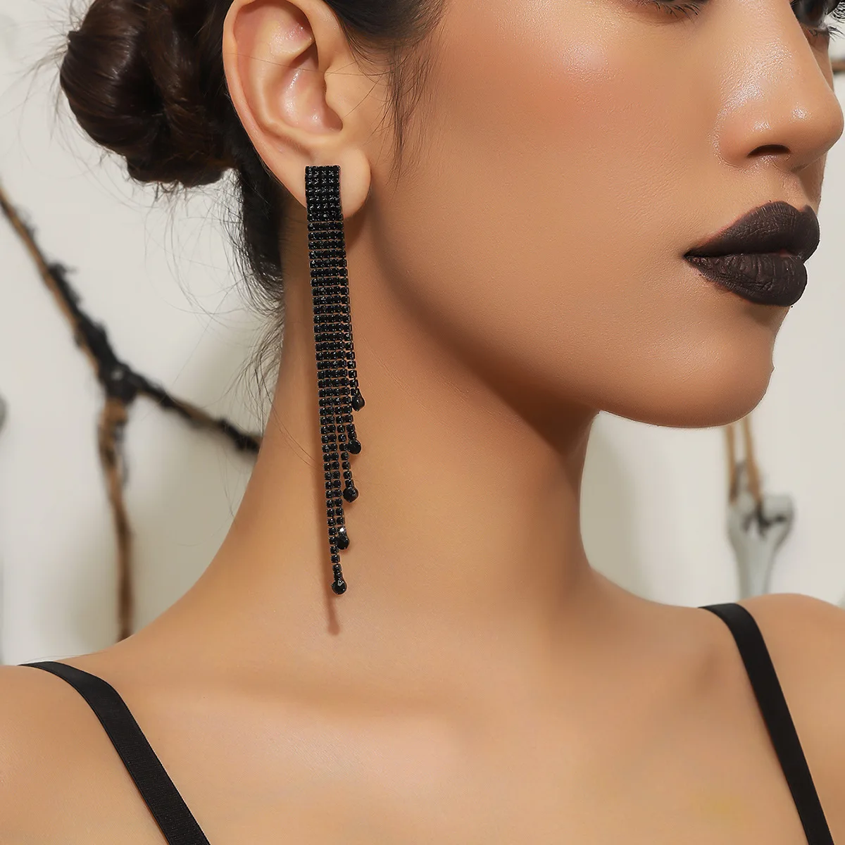 Pendientes largos biselados con diamantes de imitación negros clásicos para mujer, joyería de oreja con flecos de cinco hilos, moderna y versátil