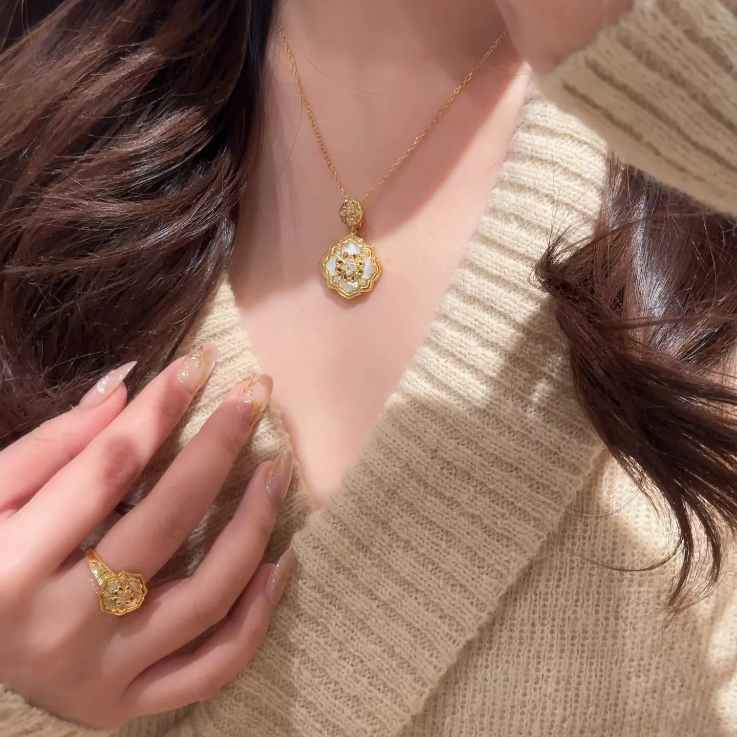 S925 silver stud earrings, necklace set, retro white shell flower pendant, necklace inlaid with natural white fritillary ring