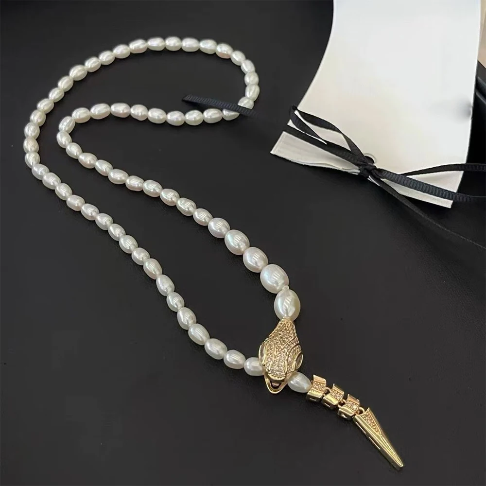 A copper micro inlaid synthetic zircon snake shaped buckle head snake shaped necklace buckle DIY sweater chain accessory
