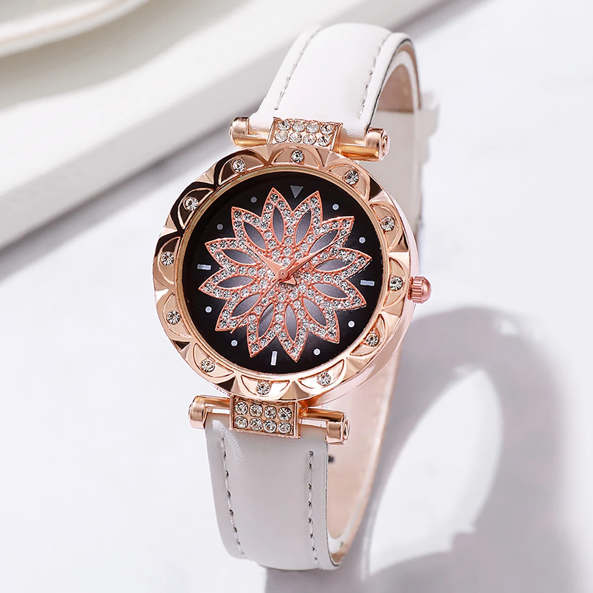 4pcs/set Fashion Women Leather Strap Flower Quartz Watch with Heart-shaped Bracelet White Black Set