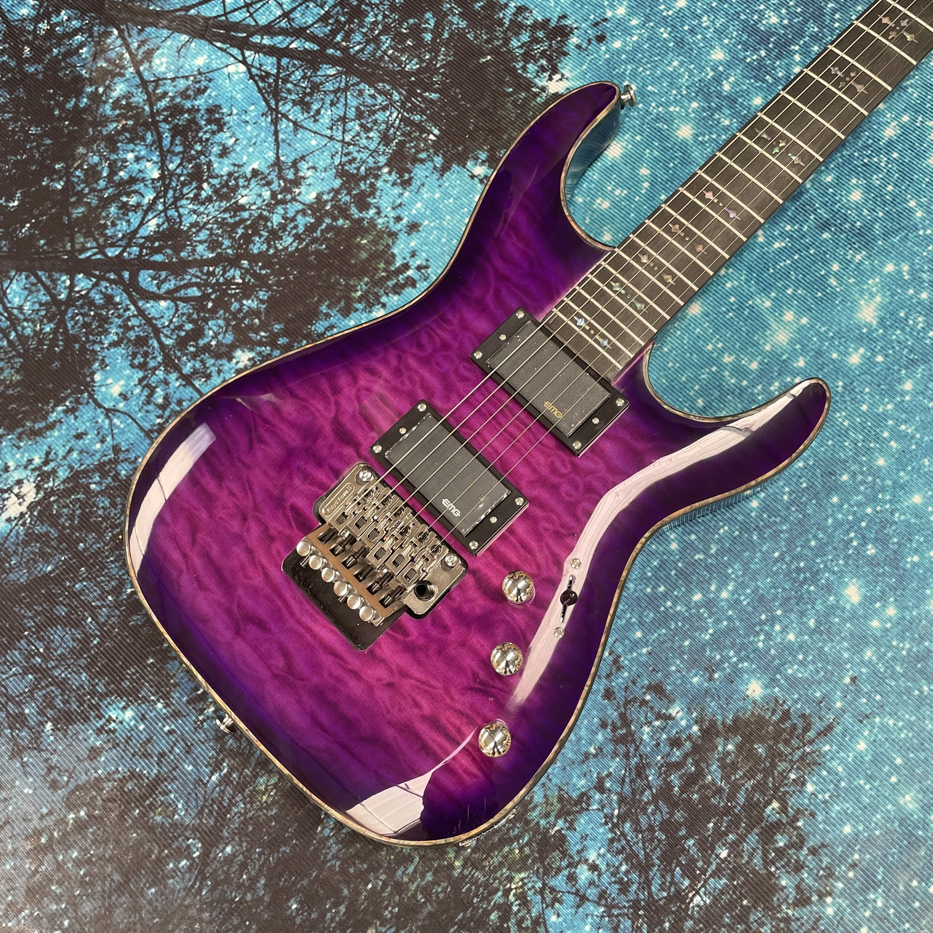 

Фиолетовая 6-струнная электрогитара, гитары с грифом из палисандра, электрогитара с серебристой фурнитурой.