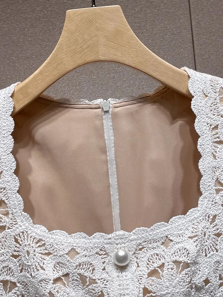 Eleganckie, słodkie sukienki szydełkowe z koralikami na lato 2025, ażurowe, z kwadratowym dekoltem, modne, dopasowane, do biura, długość przed kolano.