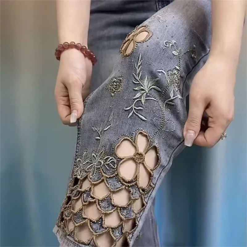 Calça Jeans Feminina de Cintura Alta com Bordado Vazado, Modelo Tubo Fino, Estilo Premium para o Verão, Moda Casual e Confort...