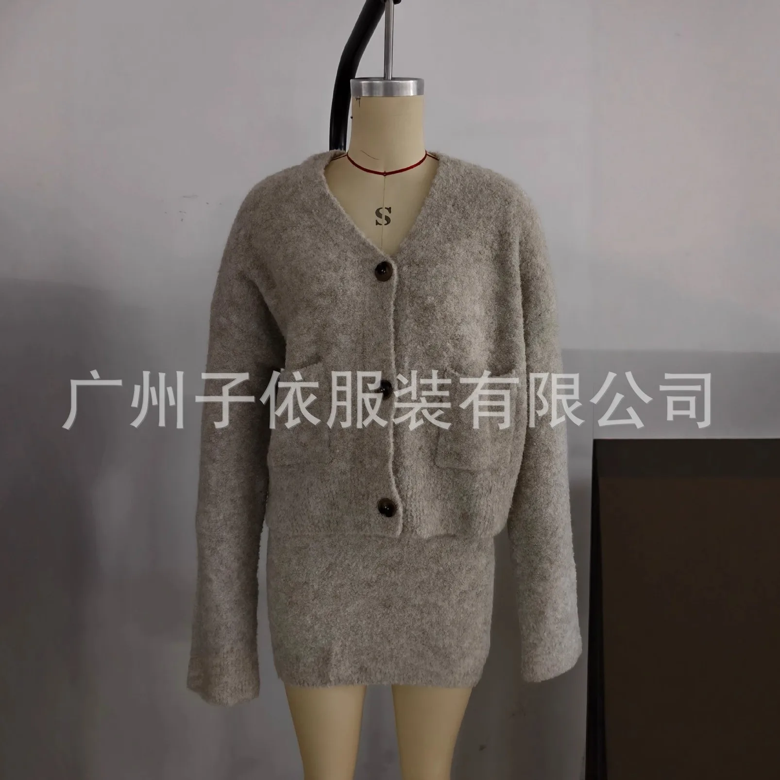 ชุดกระโปรงผ้าขนสัตว์สไตล์หมิงหยวน คอลเลคชั่นฤดูใบไม้ร่วงและฤดูหนาว เสื้อแจ็คเก็ตคอวีทรงหลวม กระโปรงทรงเอเอวกลางความยาวครึ่งตัว ชุดสองชิ้น