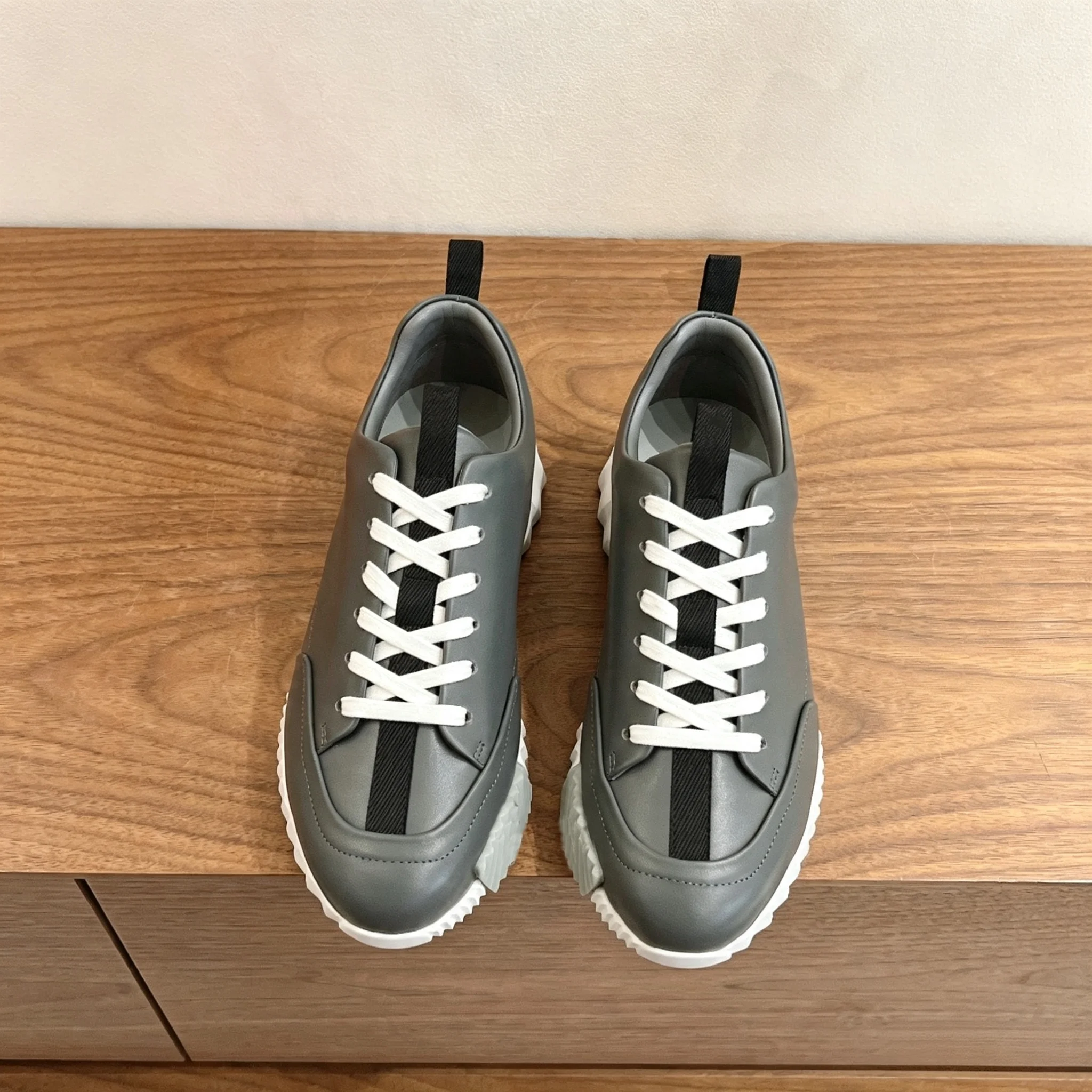 Men's shoes are breathable, soft soled, comfortable, and suitable for all seasons. They come in multiple colors and sizes