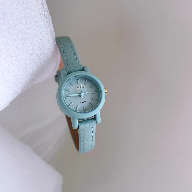 ساعة كوارتز مقاومة للماء 2025 هدية عيد ميلاد ساعة نسائية كلاسيكية أنيقة وبسيطة