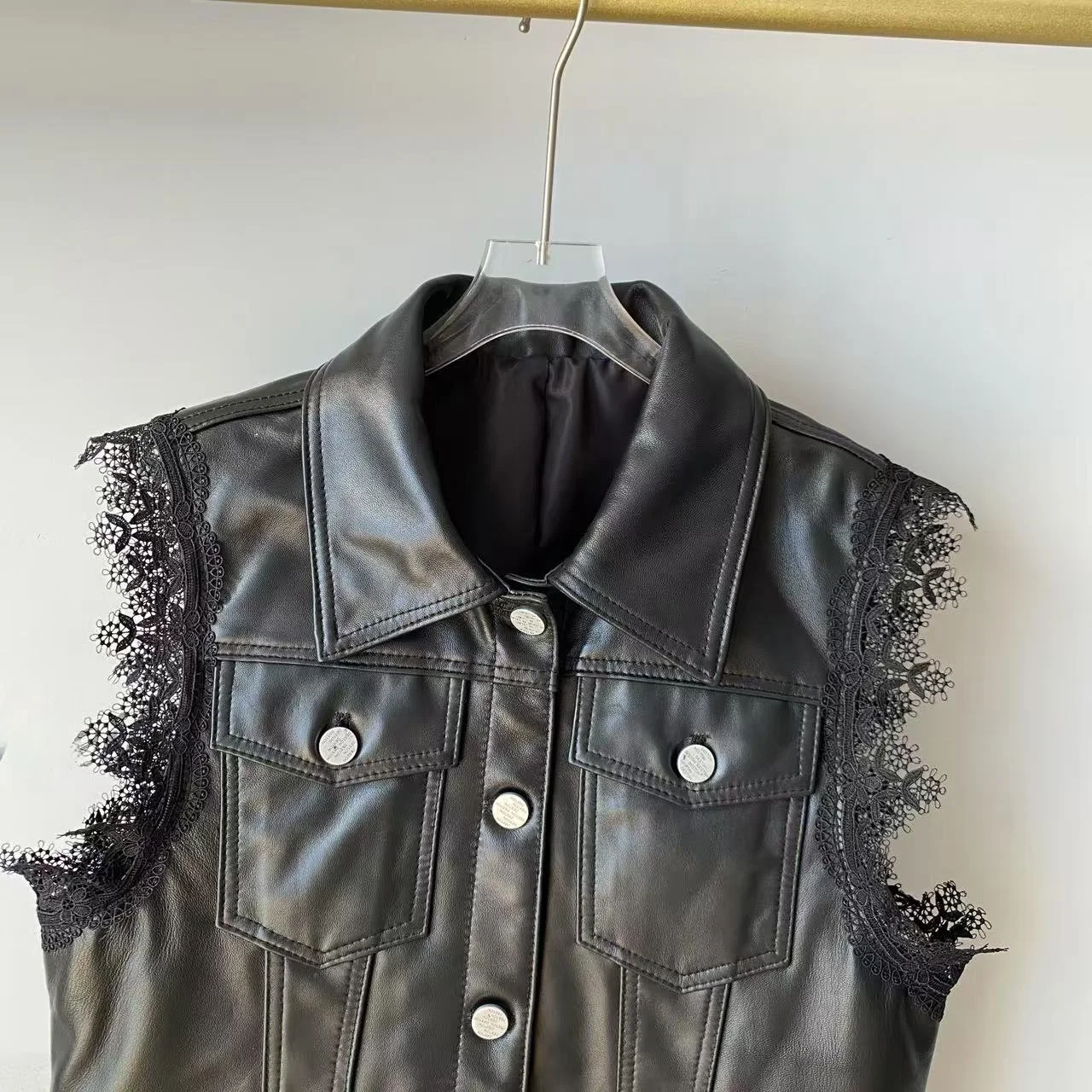 เสื้อกั๊กหนังแท้แฟชั่นสำหรับผู้หญิง รุ่นใหม่ ฤดูใบไม้ร่วง 2025 หนังแกะแท้ ดีไซน์ทันสมัย ใช้งานได้หลากหลาย พร้อมปกเสื้อ