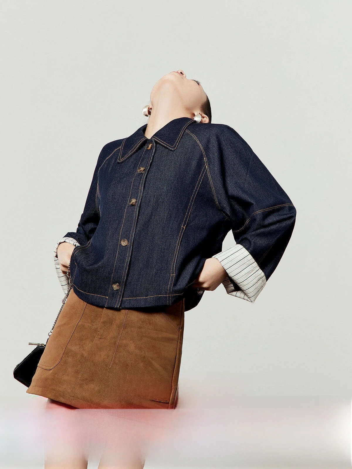 

Женская джинсовая куртка Deep Blue Denim: свободный крой, винтажный стиль, для повседневной носки, модная, стройнящая, с длинными рукавами, на пуговицах, для работы и отдыха