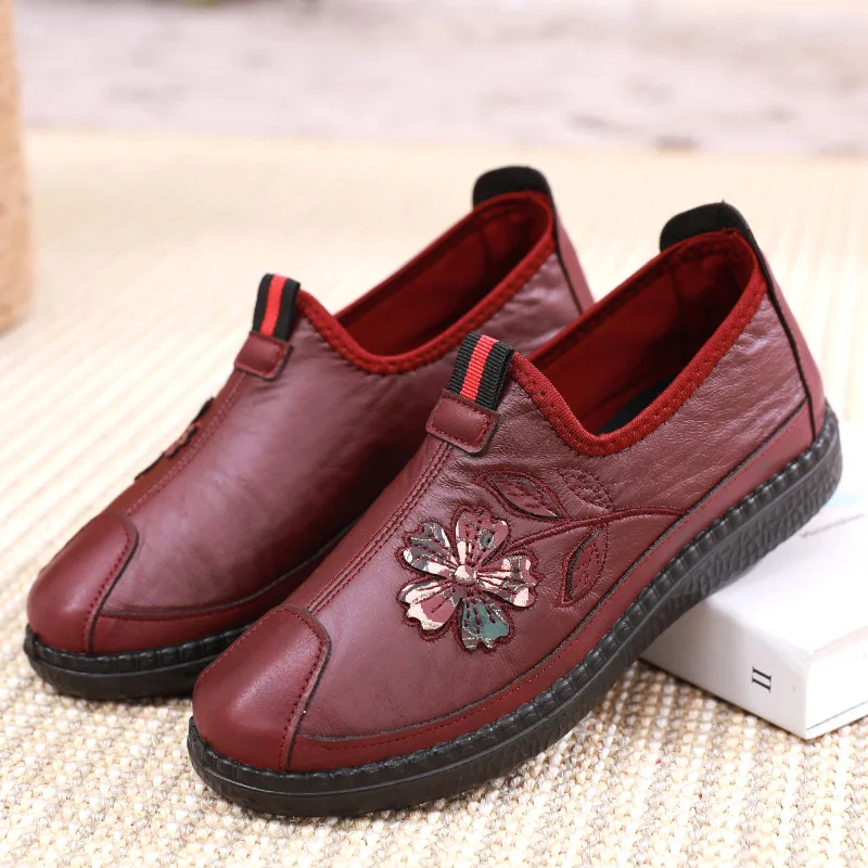 

2025 Spring Aged Day nursing shoes women's soft embroidered loafers elder woman slip on flats rehabilitation orthopedic shoes